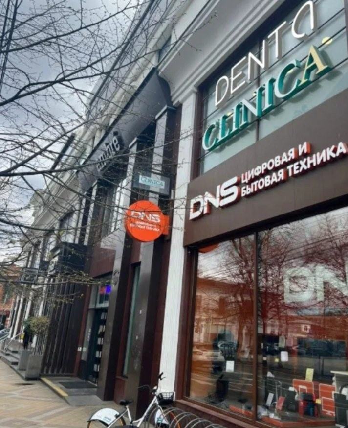 Вход в клинику Denta на улице Красной, 72/1